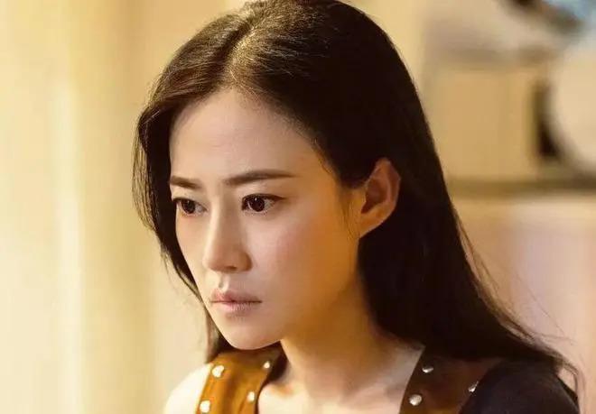 王传君章宇街头亲吻被拍，谭卓的回应让人浮想联翩