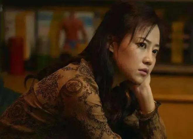 王传君章宇街头亲吻被拍，谭卓的回应让人浮想联翩