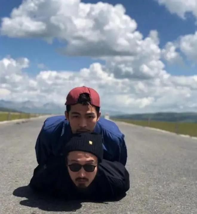 王传君章宇街头亲吻被拍，谭卓的回应让人浮想联翩