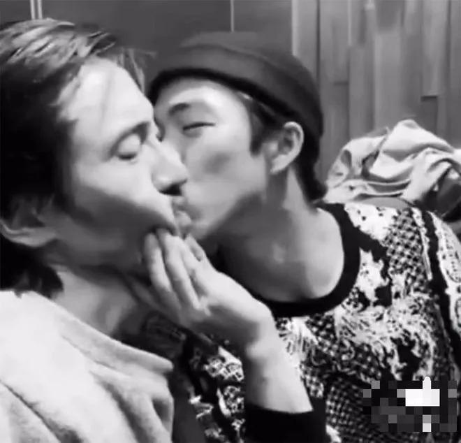 王传君章宇街头亲吻被拍，谭卓的回应让人浮想联翩