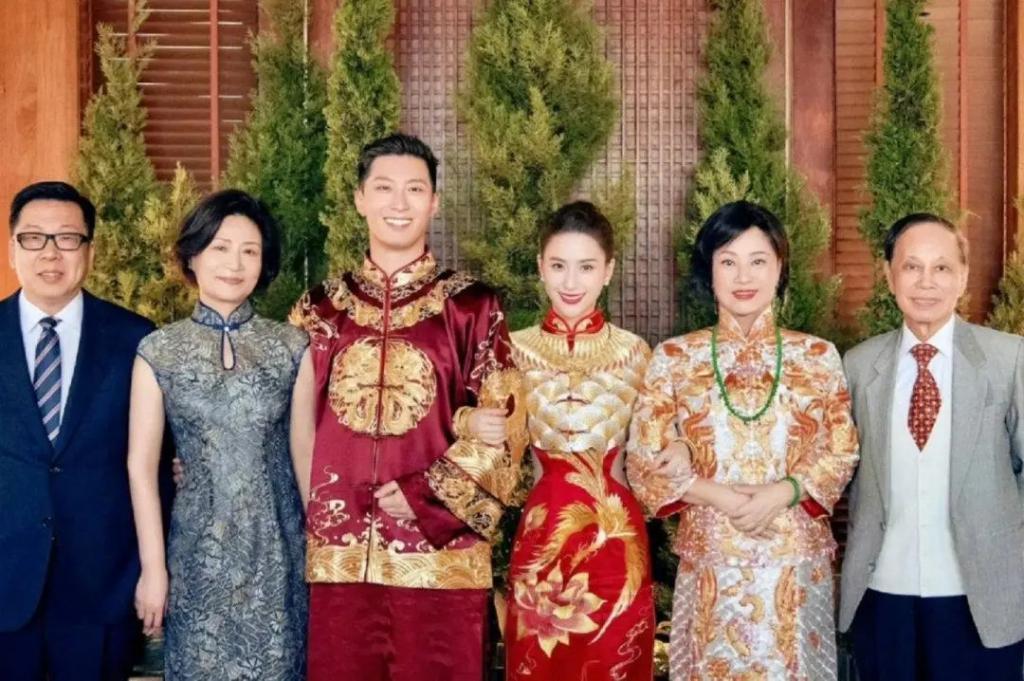 “赌王千金”何超莲最新封面，衣着大胆堪比《男人装》