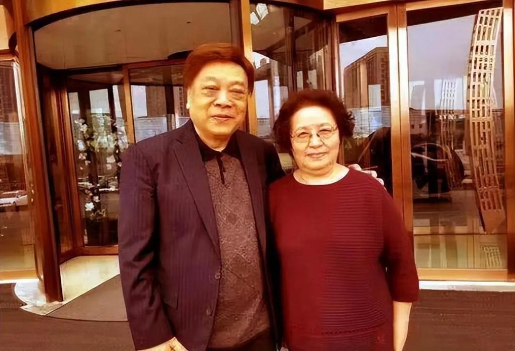 赵忠祥病逝4年，再看遗孀的选择，才知道夫妻俩有多明智