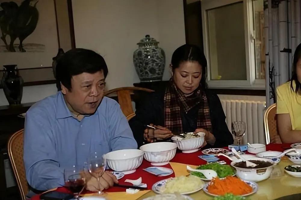 赵忠祥病逝4年，再看遗孀的选择，才知道夫妻俩有多明智