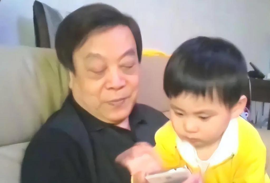 赵忠祥病逝4年，再看遗孀的选择，才知道夫妻俩有多明智