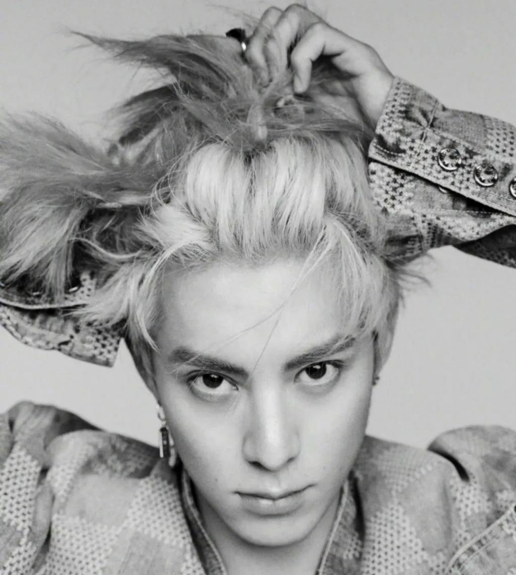 王鹤棣新封卖出近800万,大粉催销量惹争议