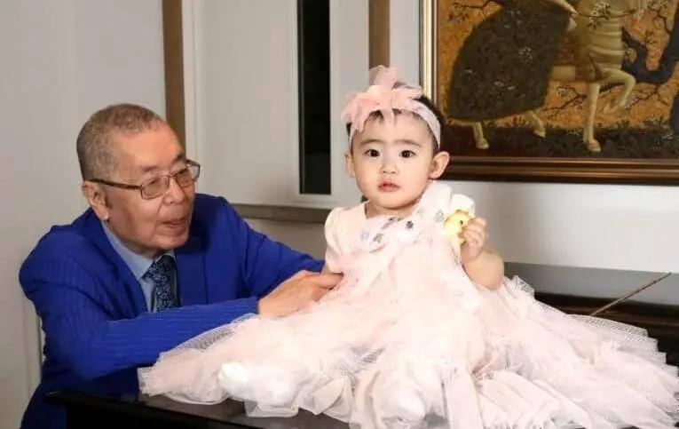 84岁刘诗昆晒全家福，秀3岁女儿跟儿子，还在期待3胎