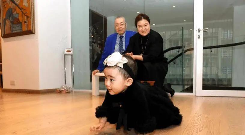 84岁刘诗昆晒全家福，秀3岁女儿跟儿子，还在期待3胎