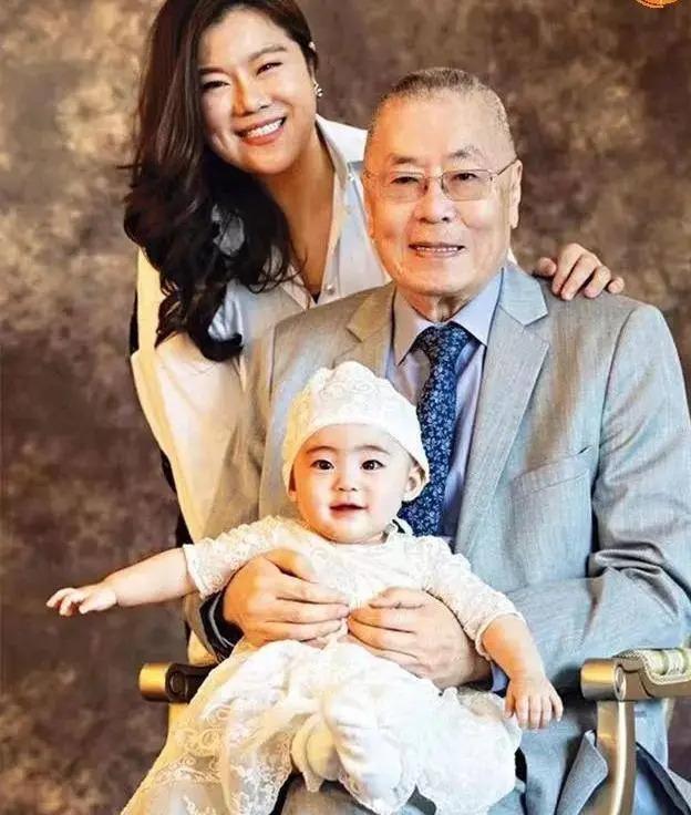 84岁刘诗昆晒全家福，秀3岁女儿跟儿子，还在期待3胎