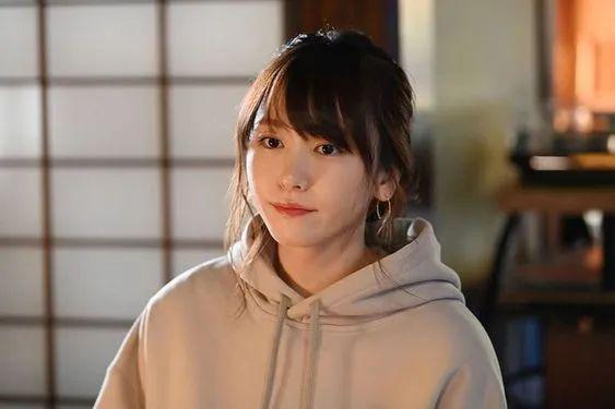 乖乖女的微笑唇，是谁还在吹