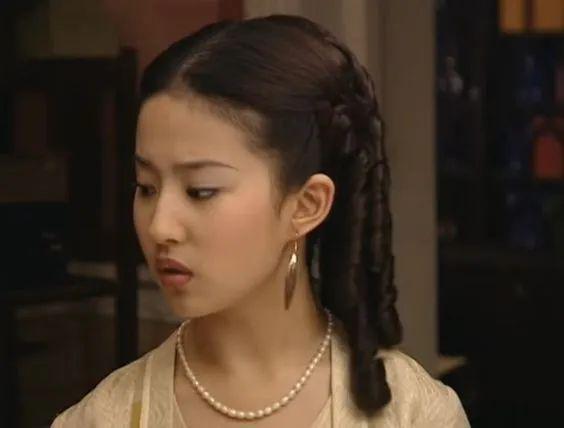 乖乖女的微笑唇，是谁还在吹