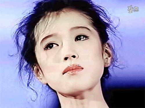 乖乖女的微笑唇，是谁还在吹