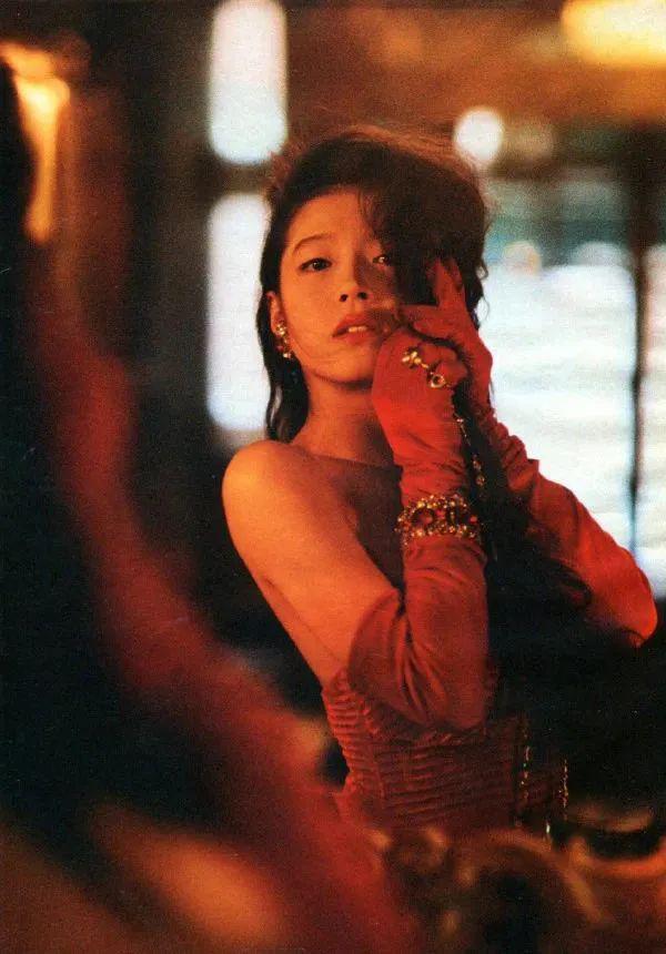 乖乖女的微笑唇，是谁还在吹