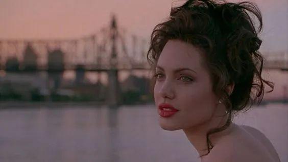 乖乖女的微笑唇，是谁还在吹