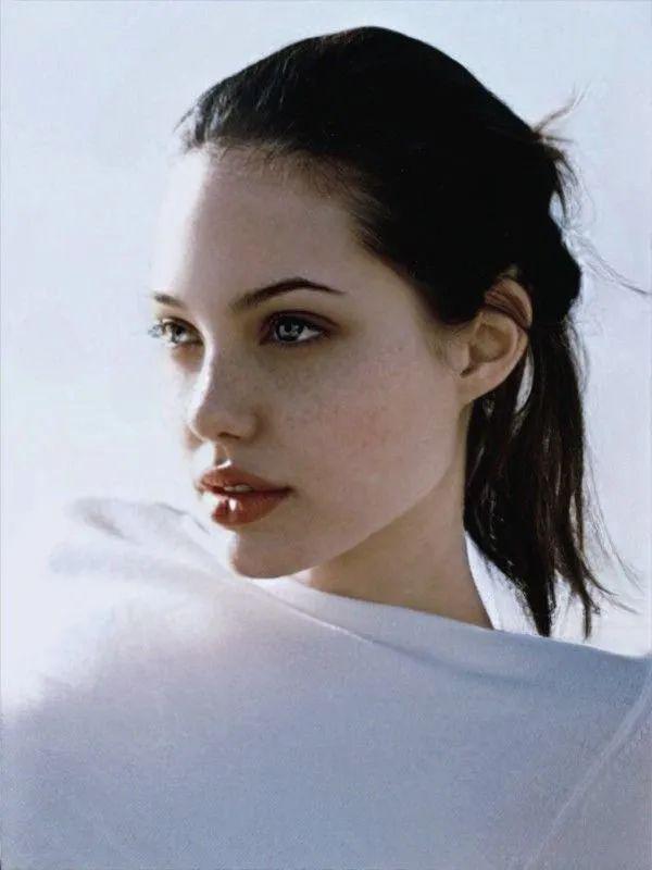 乖乖女的微笑唇，是谁还在吹