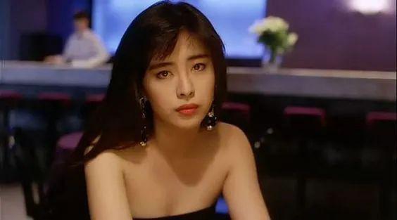 乖乖女的微笑唇，是谁还在吹