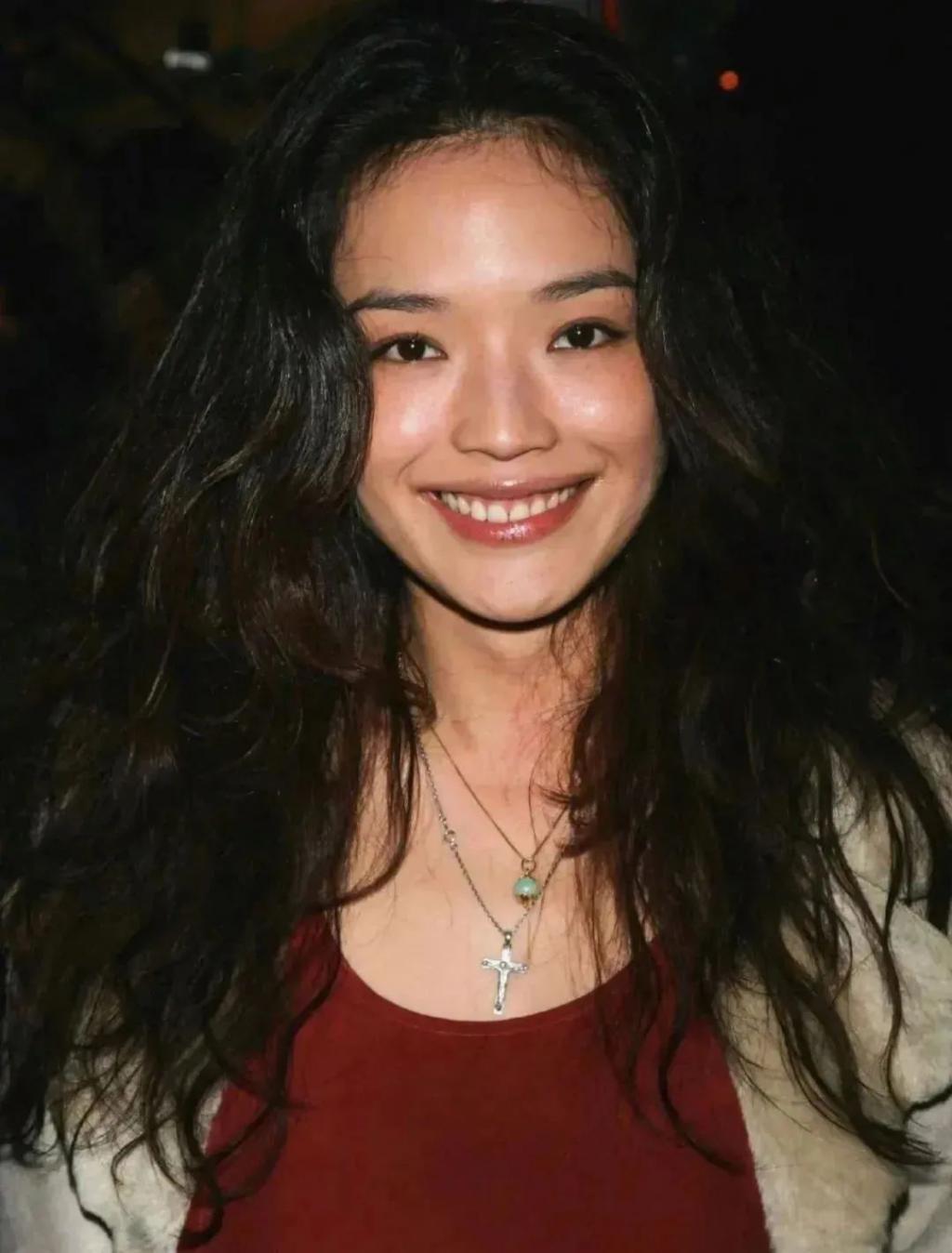 乖乖女的微笑唇，是谁还在吹