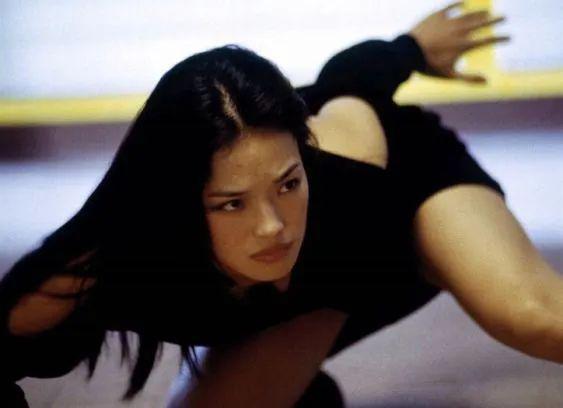 乖乖女的微笑唇，是谁还在吹