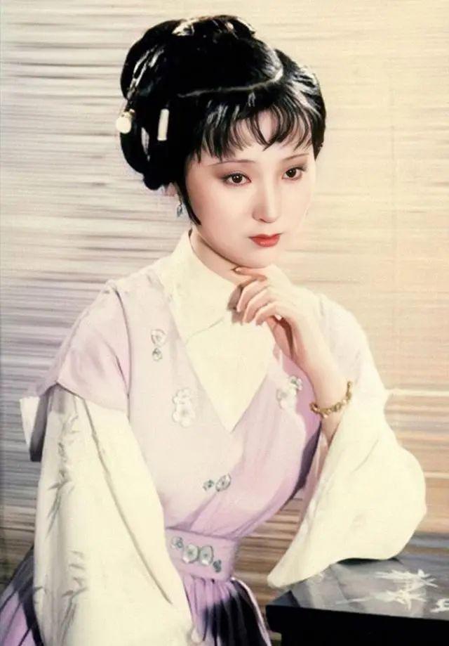 乖乖女的微笑唇，是谁还在吹