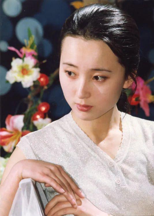 乖乖女的微笑唇，是谁还在吹