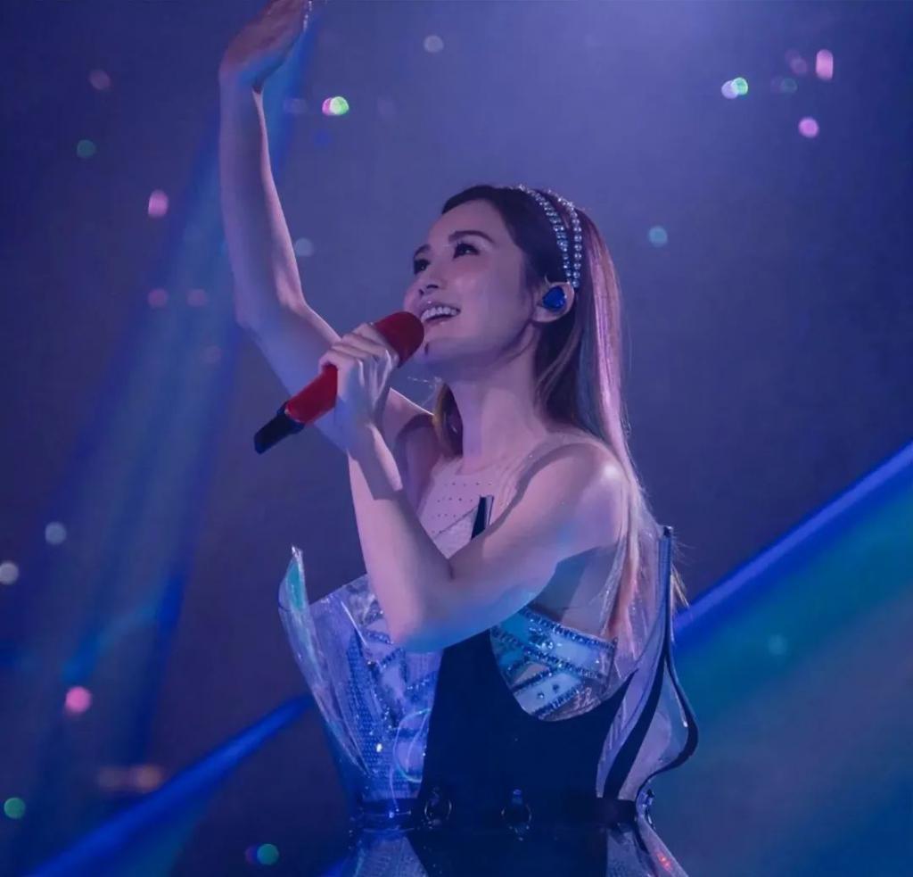 当阿娇跟阿Sa站在一起，我才明白，什么叫顶级骨相