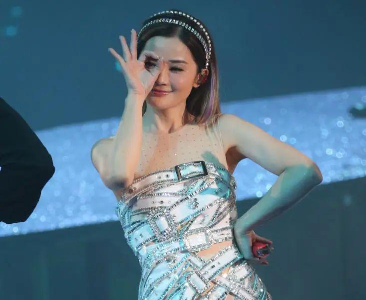 当阿娇跟阿Sa站在一起，我才明白，什么叫顶级骨相