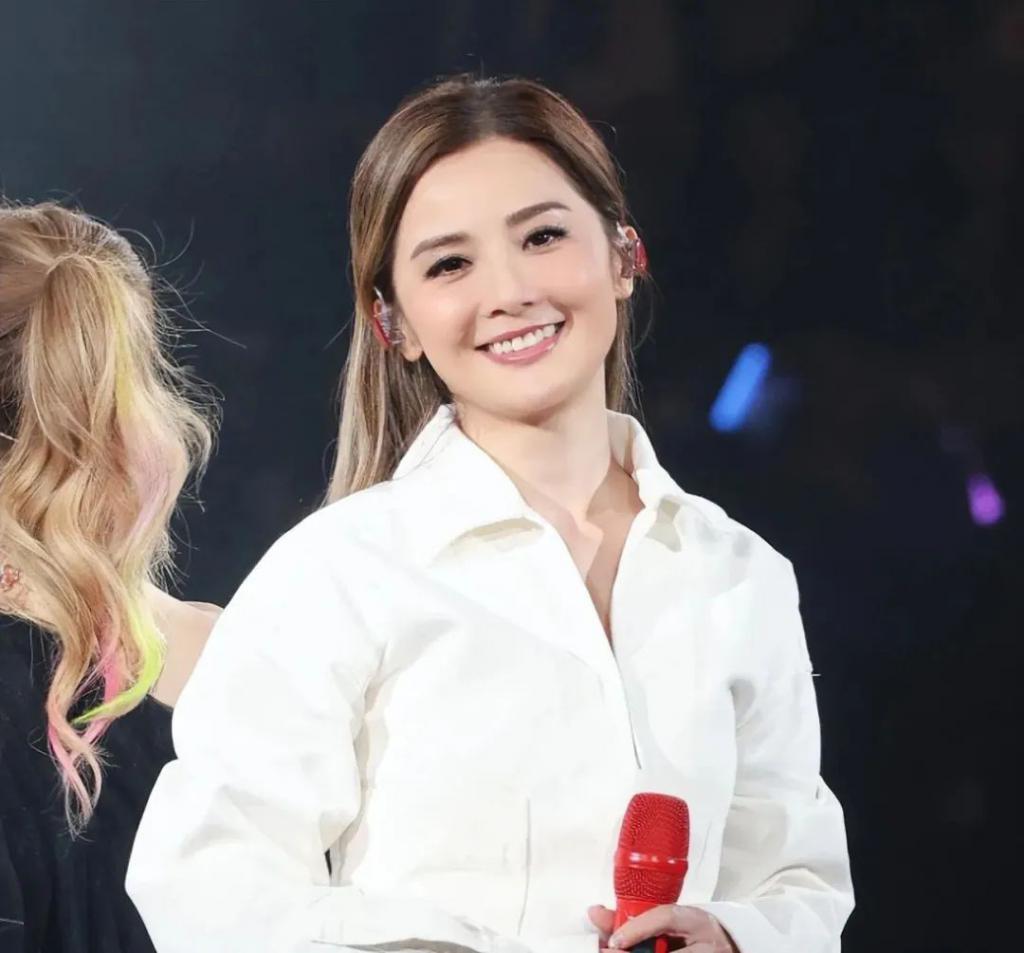 当阿娇跟阿Sa站在一起，我才明白，什么叫顶级骨相