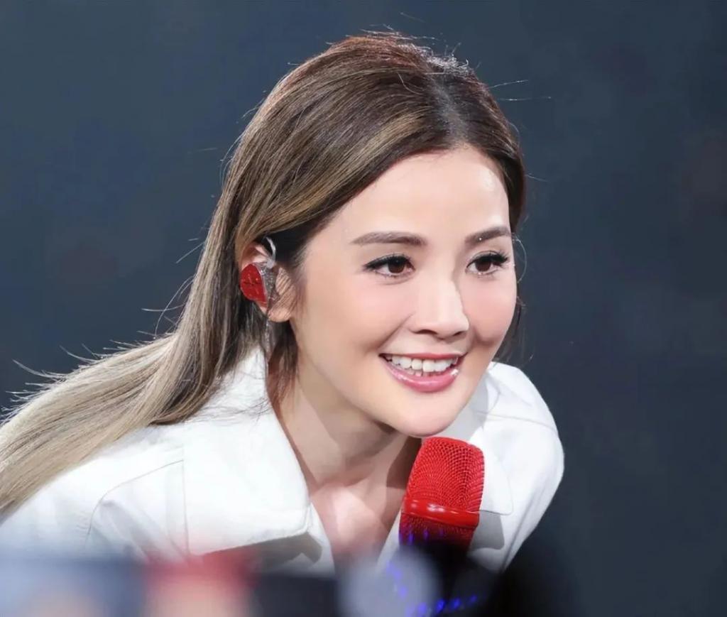 当阿娇跟阿Sa站在一起，我才明白，什么叫顶级骨相