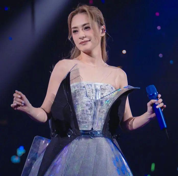 当阿娇跟阿Sa站在一起，我才明白，什么叫顶级骨相