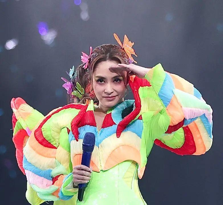 当阿娇跟阿Sa站在一起，我才明白，什么叫顶级骨相