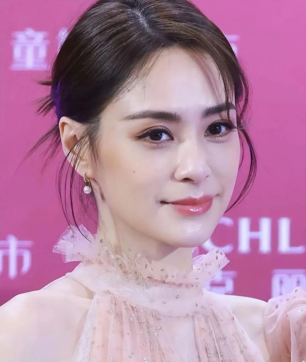 当阿娇跟阿Sa站在一起，我才明白，什么叫顶级骨相