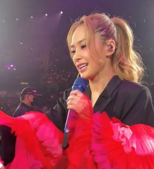 当阿娇跟阿Sa站在一起，我才明白，什么叫顶级骨相