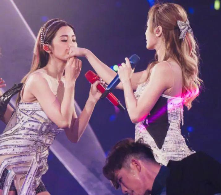 当阿娇跟阿Sa站在一起，我才明白，什么叫顶级骨相