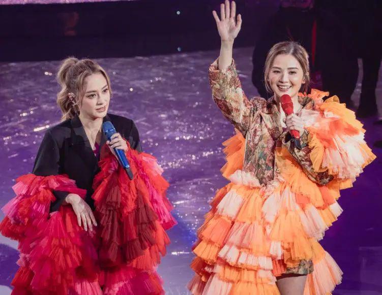 当阿娇跟阿Sa站在一起，我才明白，什么叫顶级骨相