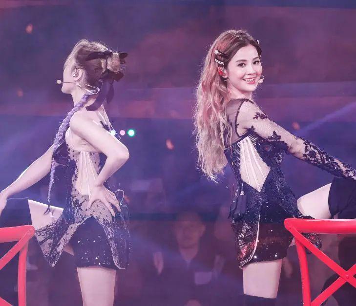 当阿娇跟阿Sa站在一起，我才明白，什么叫顶级骨相