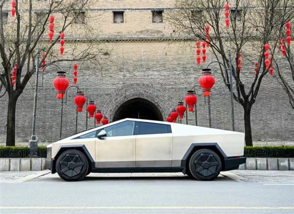 特斯拉Cybertruck现身西安：古城墙下拍照意外和谐