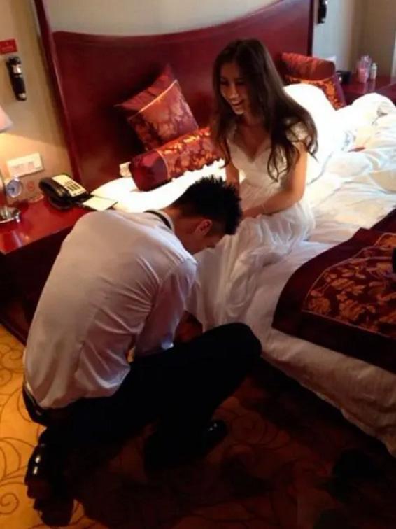 曝52岁汪峰娶陈露！两人逛街被偶遇，女方社交账号曝光，汪峰否认