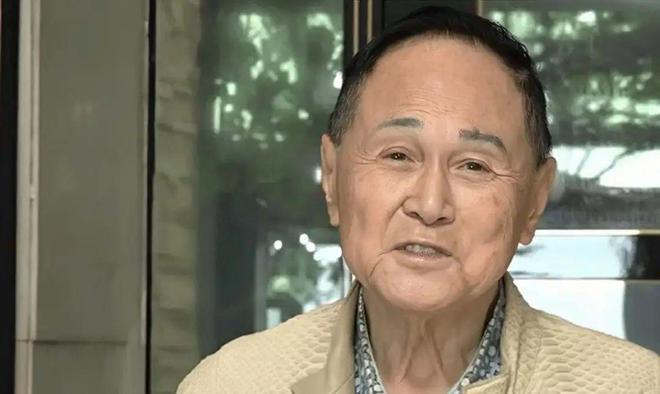 87岁香港富豪晒豪宅，一生不婚却有3个子女，身边不缺年轻女友
