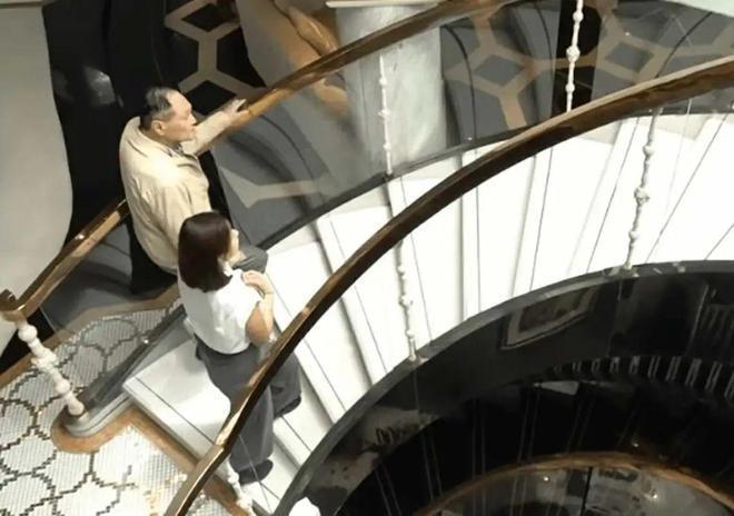 87岁香港富豪晒豪宅，一生不婚却有3个子女，身边不缺年轻女友