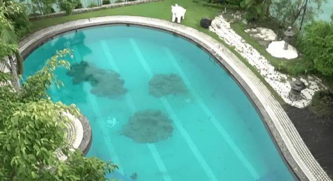 87岁香港富豪晒豪宅，一生不婚却有3个子女，身边不缺年轻女友