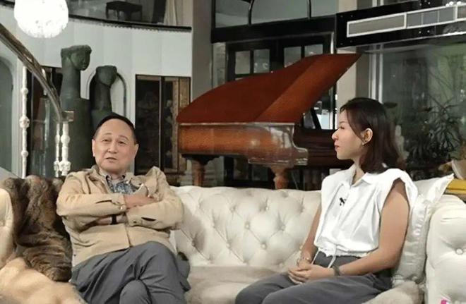87岁香港富豪晒豪宅，一生不婚却有3个子女，身边不缺年轻女友
