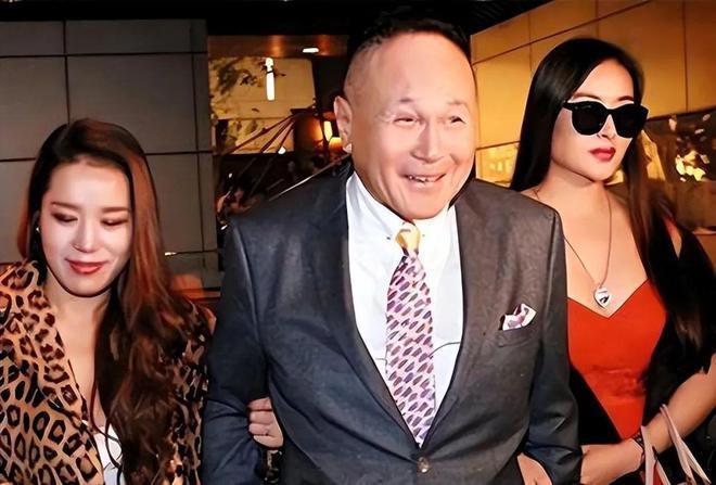 87岁香港富豪晒豪宅，一生不婚却有3个子女，身边不缺年轻女友