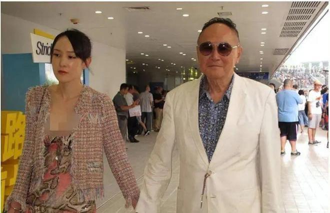 87岁香港富豪晒豪宅，一生不婚却有3个子女，身边不缺年轻女友