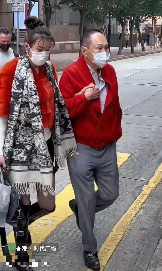 87岁香港富豪晒豪宅，一生不婚却有3个子女，身边不缺年轻女友