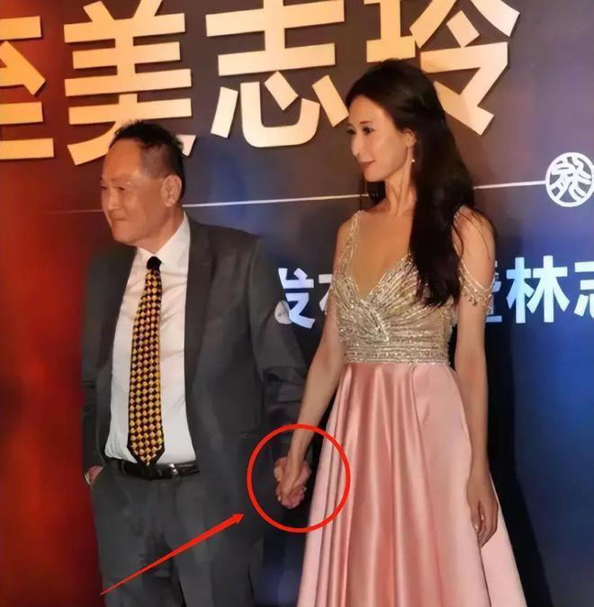 87岁香港富豪晒豪宅，一生不婚却有3个子女，身边不缺年轻女友