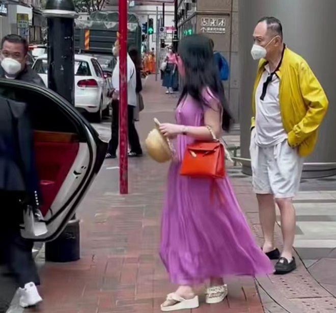 87岁香港富豪晒豪宅，一生不婚却有3个子女，身边不缺年轻女友