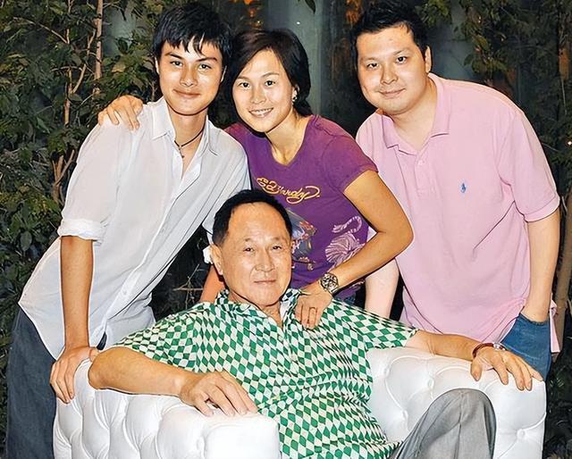 87岁香港富豪晒豪宅，一生不婚却有3个子女，身边不缺年轻女友