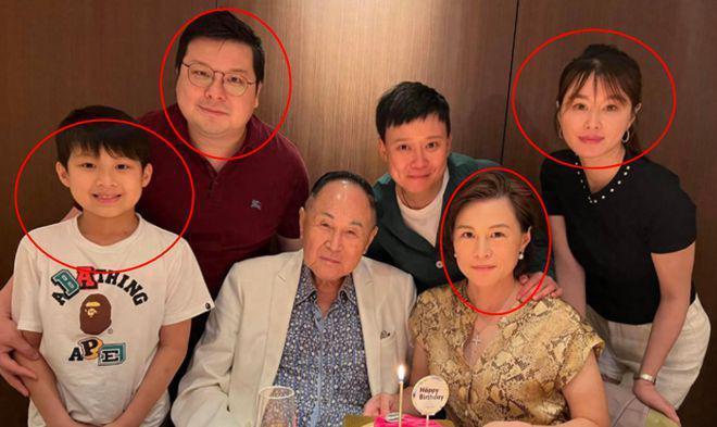 87岁香港富豪晒豪宅，一生不婚却有3个子女，身边不缺年轻女友