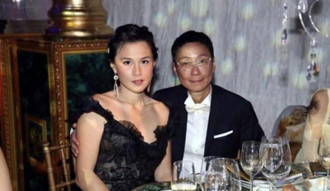 87岁香港富豪晒豪宅，一生不婚却有3个子女，身边不缺年轻女友