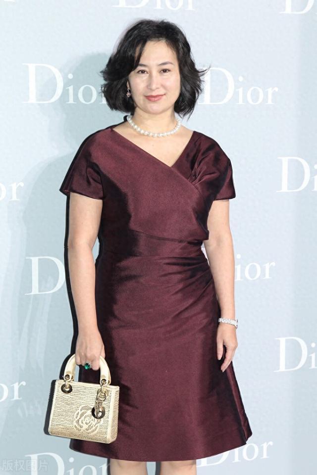 何超琼与干女儿形影不离，这位吃定女富豪的37岁妈妈，真有两下子