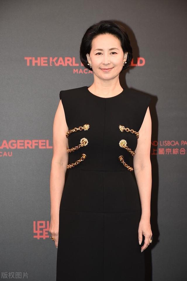 何超琼与干女儿形影不离，这位吃定女富豪的37岁妈妈，真有两下子